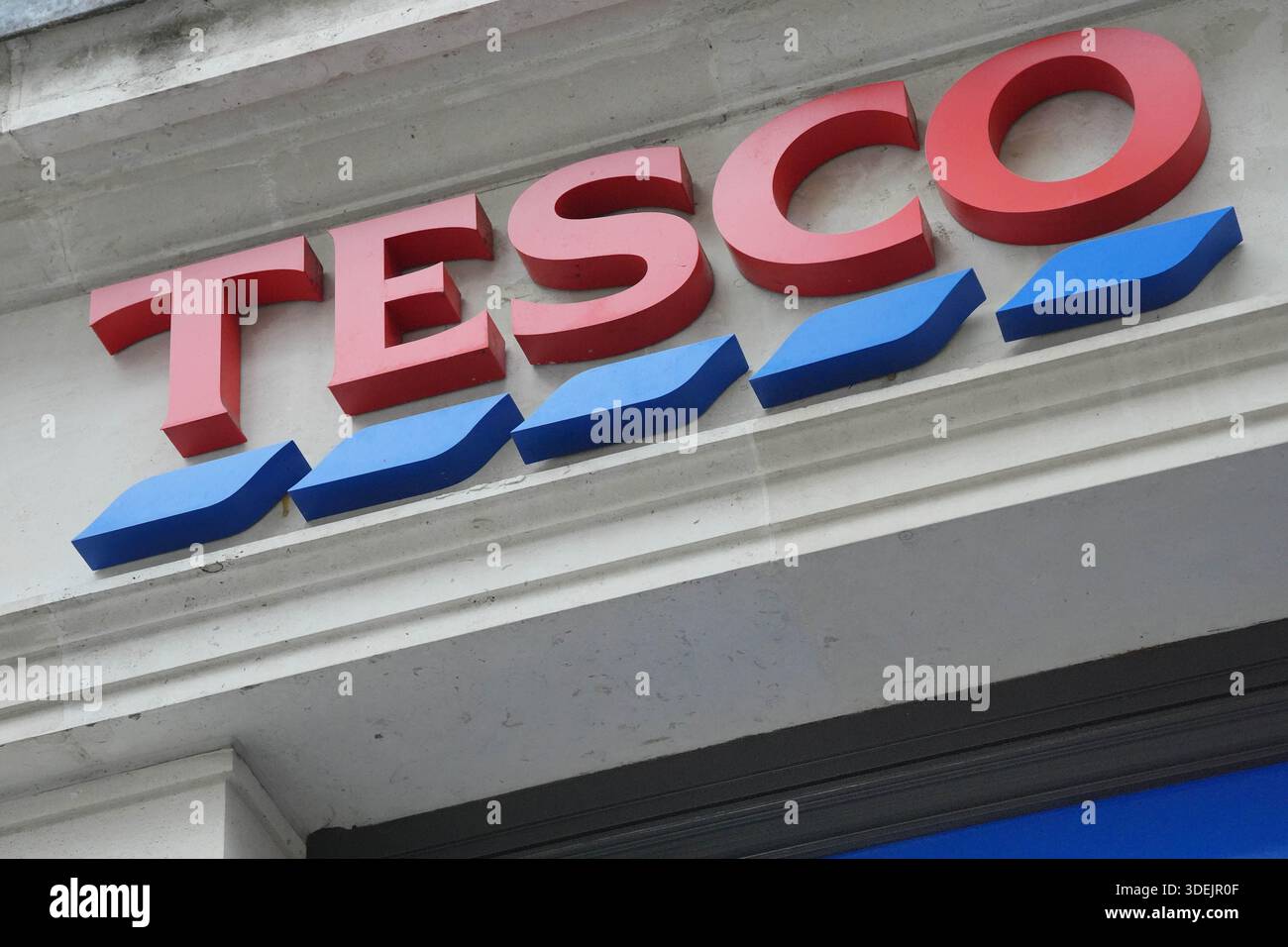 Aktenfoto vom 01/25 des Tesco Express in der Bedford Street in Covent Garden, London. Der Supermarkt Tesco feierte seinen höchsten Marktanteil seit mehr als einem Jahrzehnt, da er trotz „intensiver“ Konkurrenz einen Anstieg der festlichen Verkäufe verzeichnen konnte. Die größte Lebensmittelkette des Vereinigten Königreichs verzeichnete 3,3% in den sechs Wochen bis zum 3. Januar einen Anstieg der Verkäufe in Großbritannien und Irland mit einem Wachstum von 3,2% in Großbritannien und 3,8% in Irland. Ausgabedatum: Donnerstag, 8. Januar 2026. Stockfoto