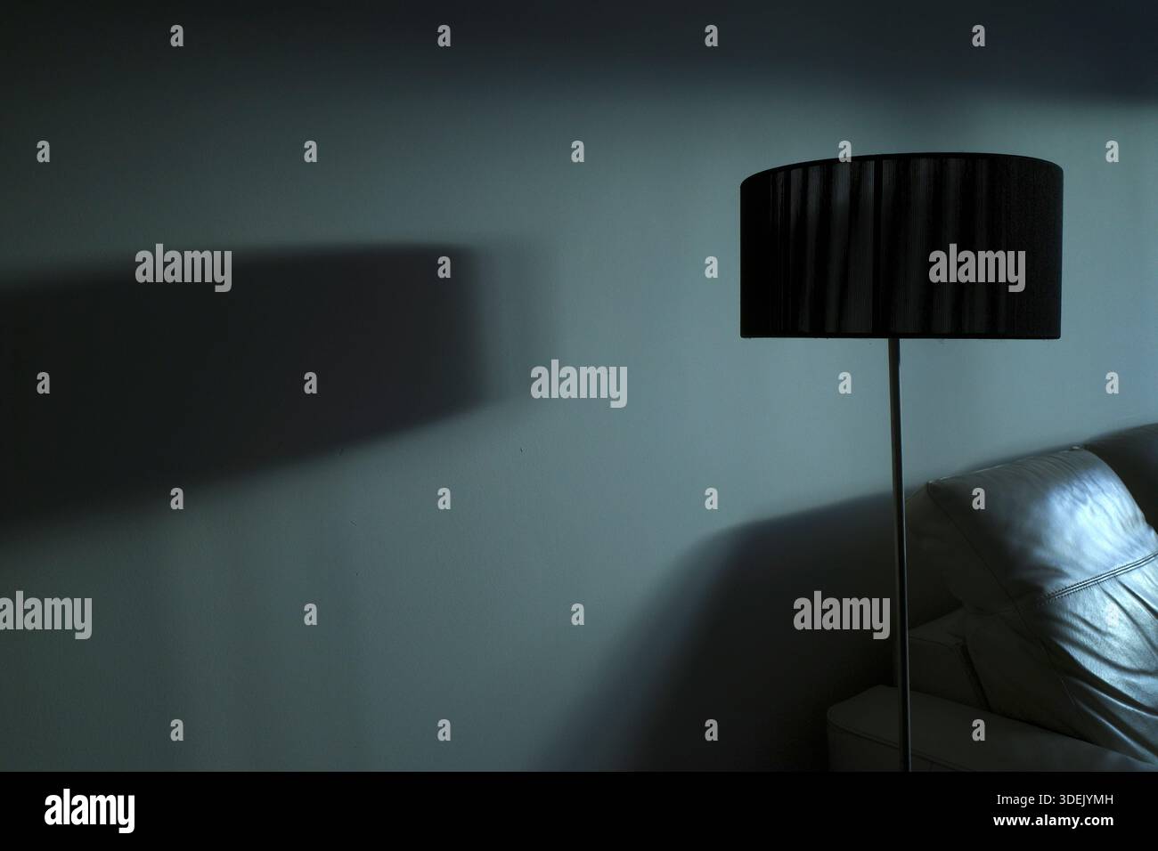 Lampe und Sofa in einem Zimmer Stockfoto