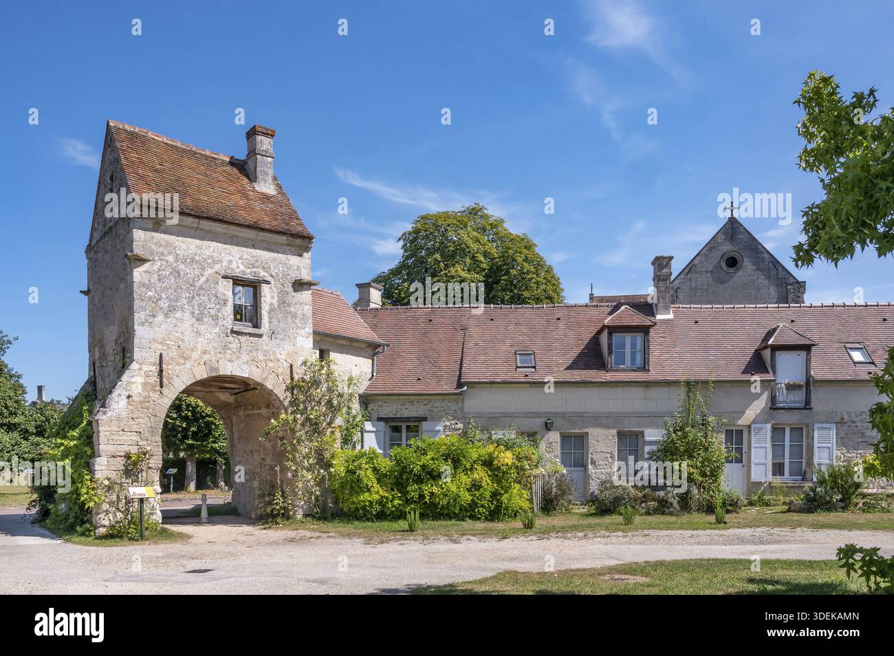 Der historische Torturm der Porte de l'Abbaye aus hellem Naturstein mit spitzem Ziegeldach, ein Relikt der ehemaligen Festung der Abtei S. Stockfoto