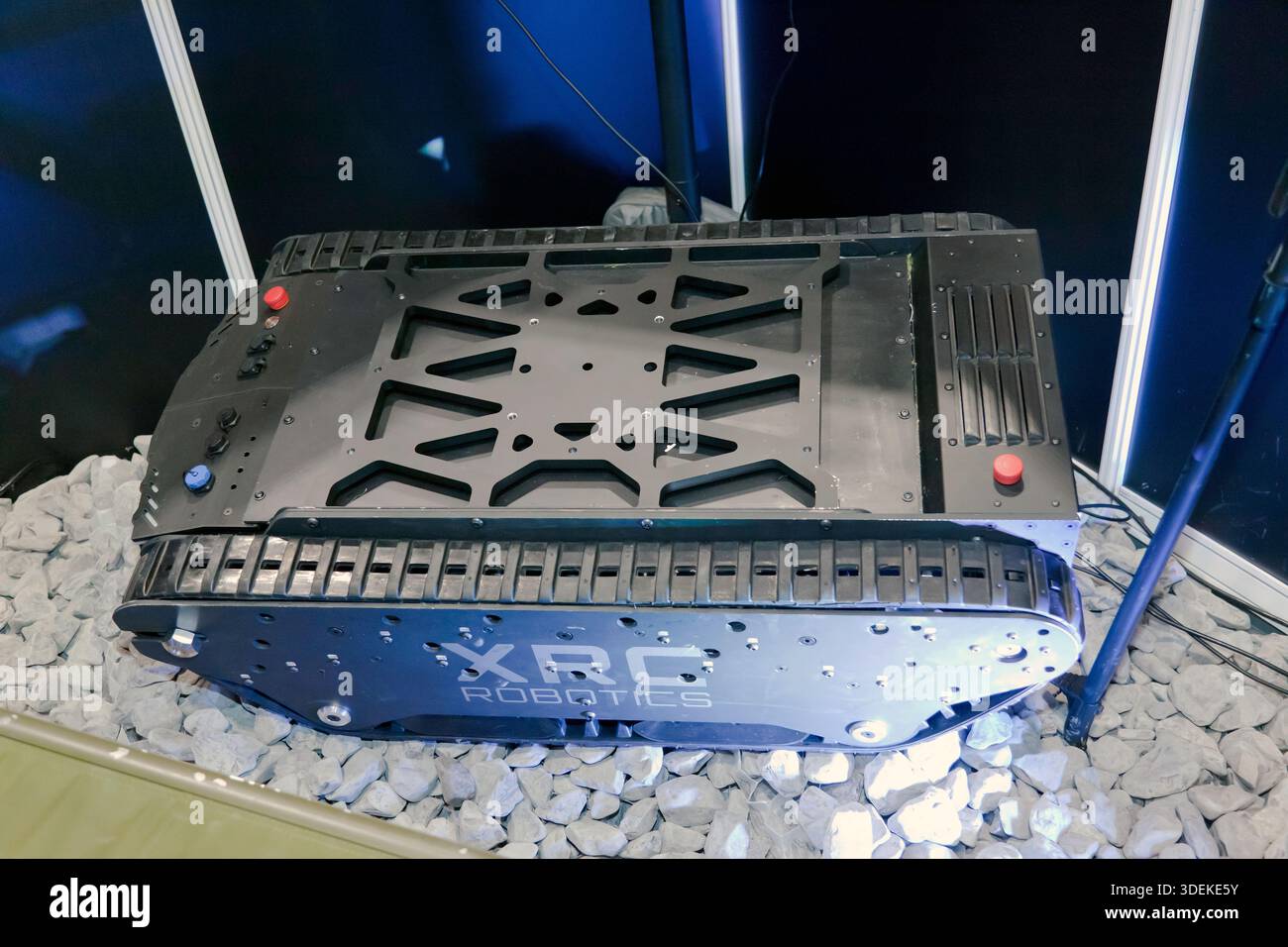 Nahaufnahme eines XRC-Roboters, High-Performance, RHINO UGV, entwickelt für schnelle, modular und einsatzbereit. Auf der Drone X, 2025. Stockfoto