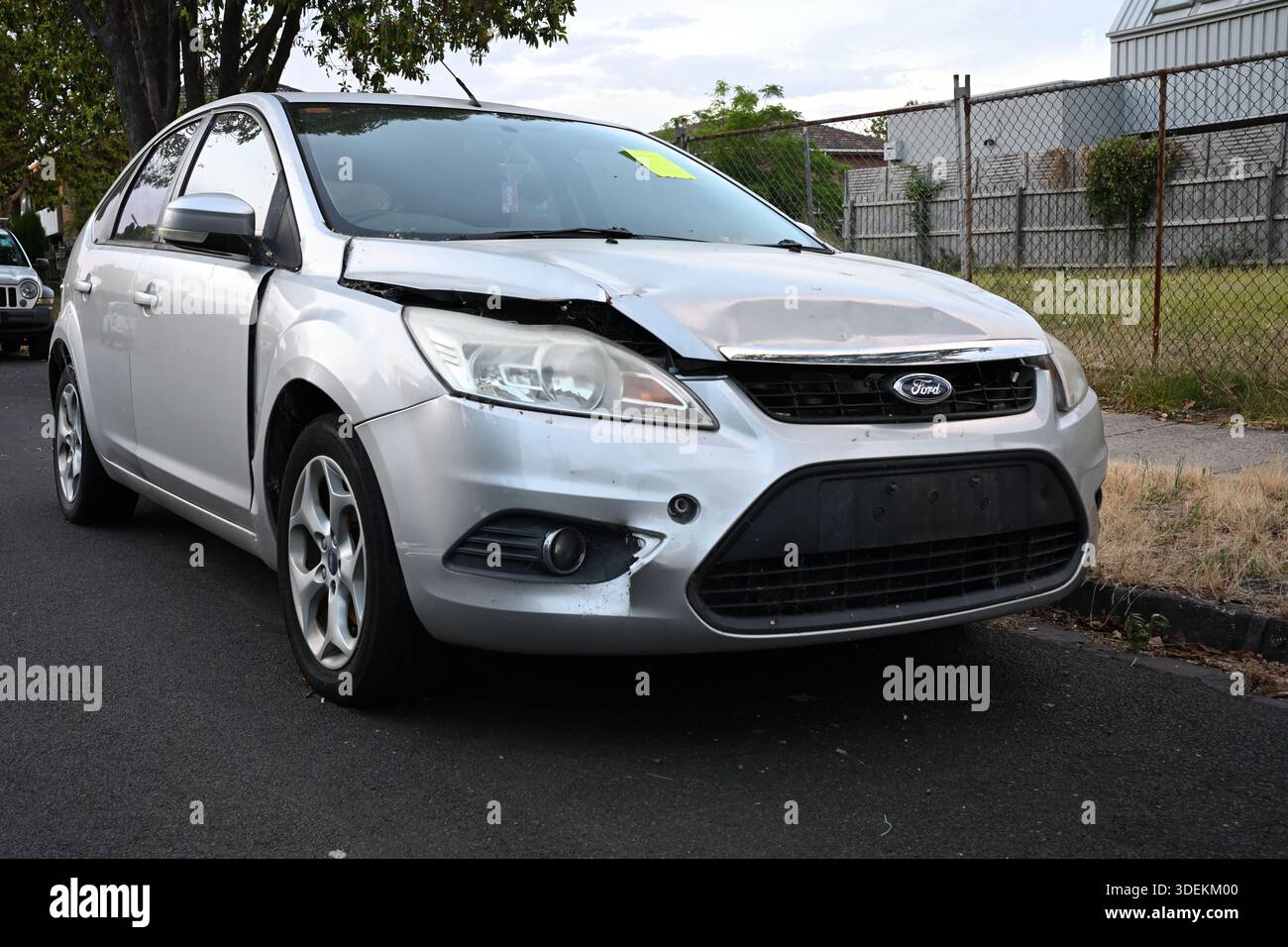 Vorderansicht eines beschädigten und verbeulten silbernen Ford Focus Autos ohne Nummernschild und einen gelben Hinweis auf der Windschutzscheibe Stockfoto