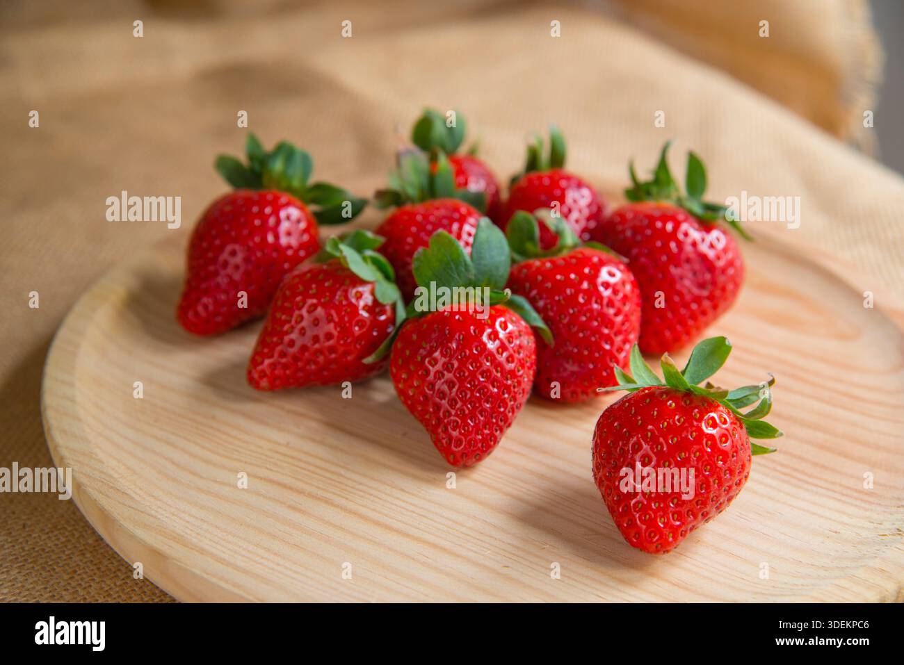 Erdbeeren auf Holz- Gericht. Stockfoto