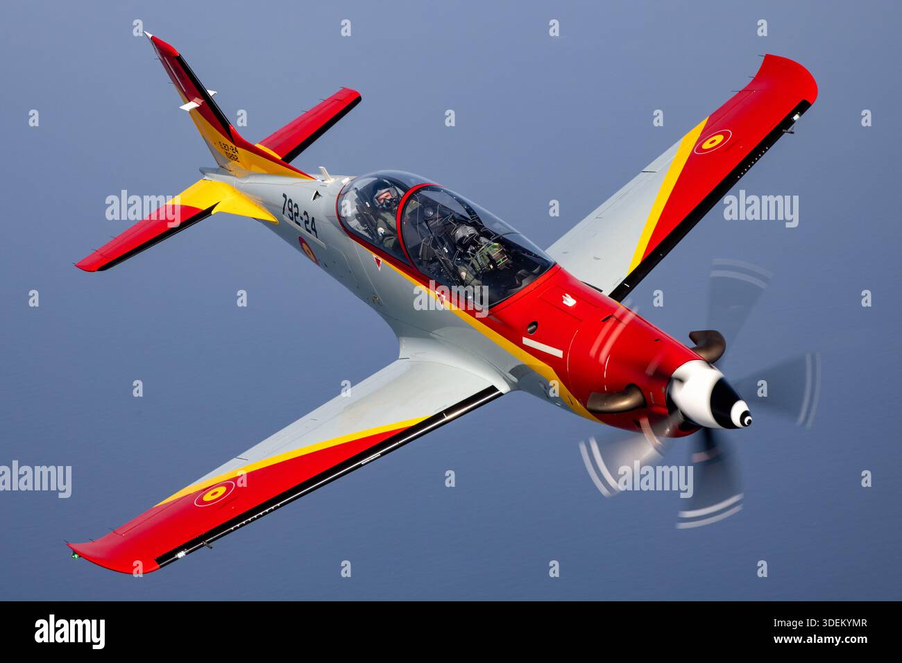 Die spanische Luftwaffe Pilatus PC‑21 mit der Eintragungsnummer E.27‑24 und dem Militärcode 792‑24 ist ein zweisitziges Fortgeschrittenenflugzeug, das von der spanischen Luft- und Raumfahrtwaffe 792 Escuadrón mit Sitz in San Javier betrieben wird. Der PC‑21 ist ein einmotoriger Turboprop-Trainer, der vom Schweizer Hersteller Pilatus Aircraft für Pilotenschulungen einschließlich Grundausbildung und Fortgeschrittenenflugunterricht entwickelt und gebaut wurde. Er wird von einem Pratt & Whitney Canada PT6A‑68B Turboprop-Motor angetrieben, der einen fünfflügeligen Propeller antreibt und über ein Tandemcockpit mit Druckkabine, fortschrittliche Avionik, Sauerstofferzeugung an Bord, Anti-G-System und Auswurf verfügt Stockfoto