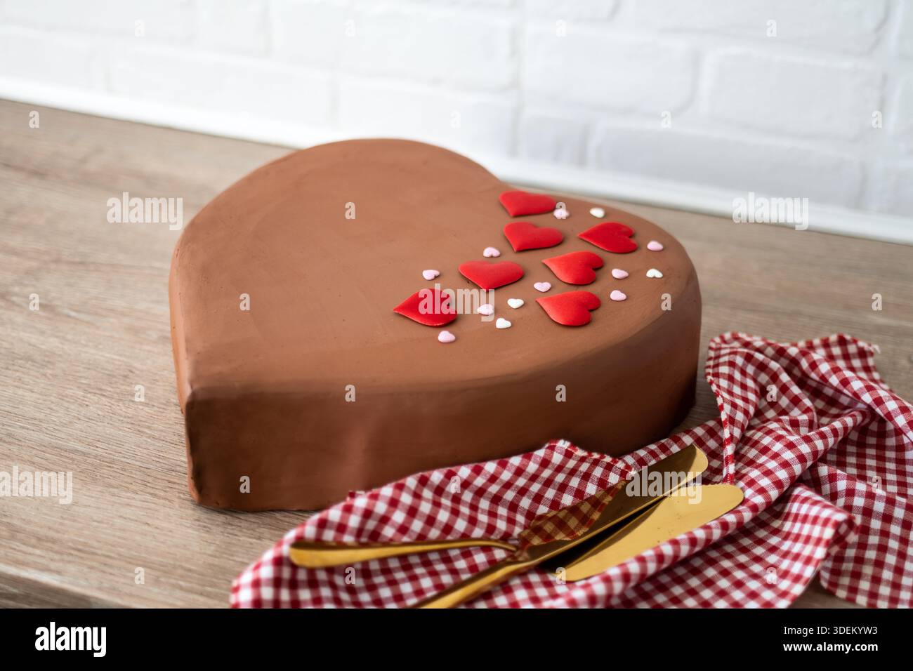 Schokoladenkuchen zum Valentinstag mit Herzdekoration Stockfoto
