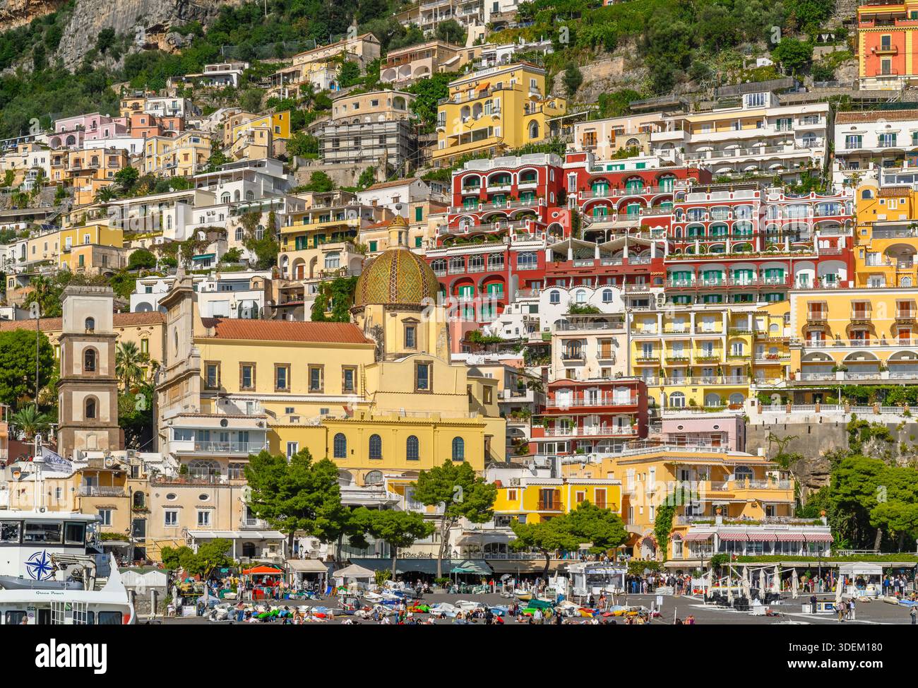 Atemberaubende Stadt Positano. Farbenfrohe Hütten säumen die Stadt mit steilen Stufen hinauf zu hohen Aussichten. Pastellhäuser säumen ein Labyrinth malerischer, hübscher Straßen. Stockfoto