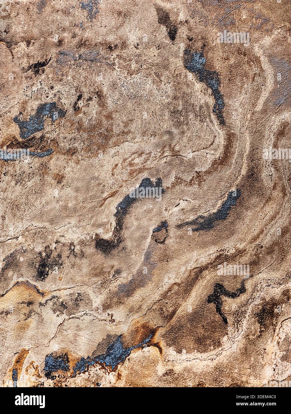 Abstrakte Marmorstruktur mit blauen und goldenen Adern auf beigefarbenem Steinhintergrund. Natürliche Oberfläche mit komplizierten, wirbelnden Mustern Tapeten-Ästhetik Stockfoto