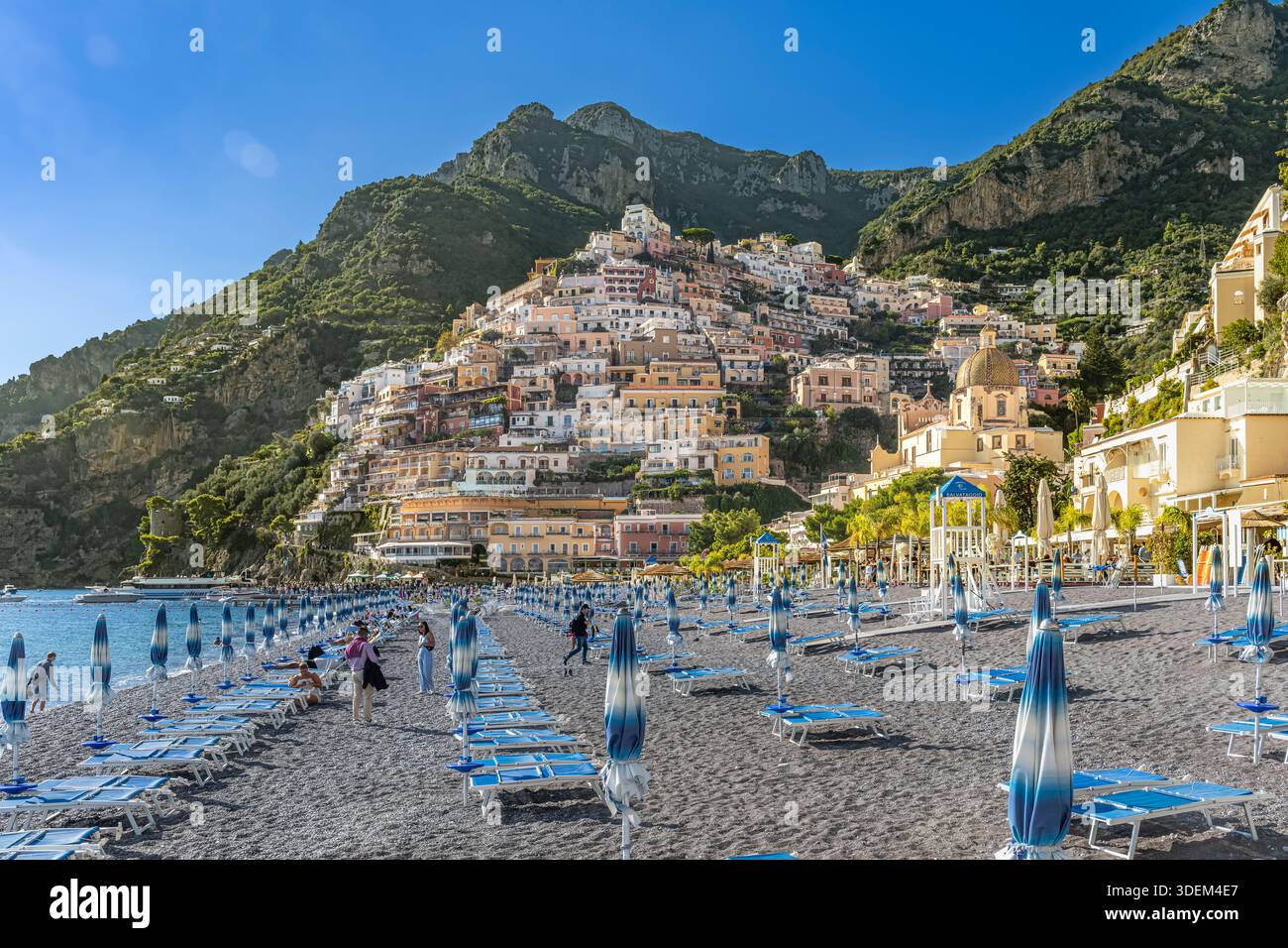 Positano's Marina Grande Beach, Italien. Kristallklares Wasser umgeben von farbenfrohen, bildschönen Hotels und Restaurants. Stockfoto