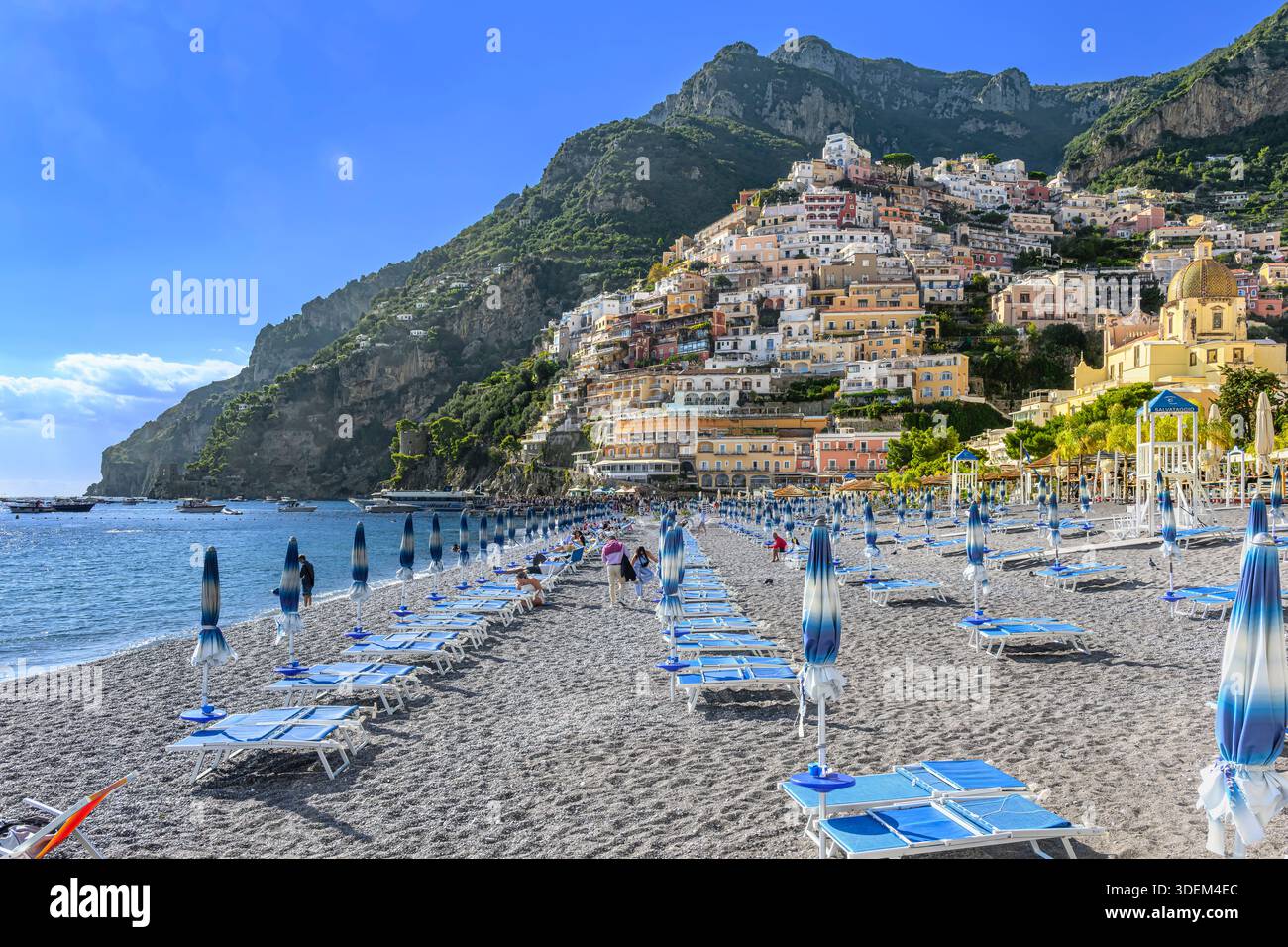 Positano's Marina Grande Beach, Italien. Kristallklares Wasser umgeben von farbenfrohen, bildschönen Hotels und Restaurants. Stockfoto