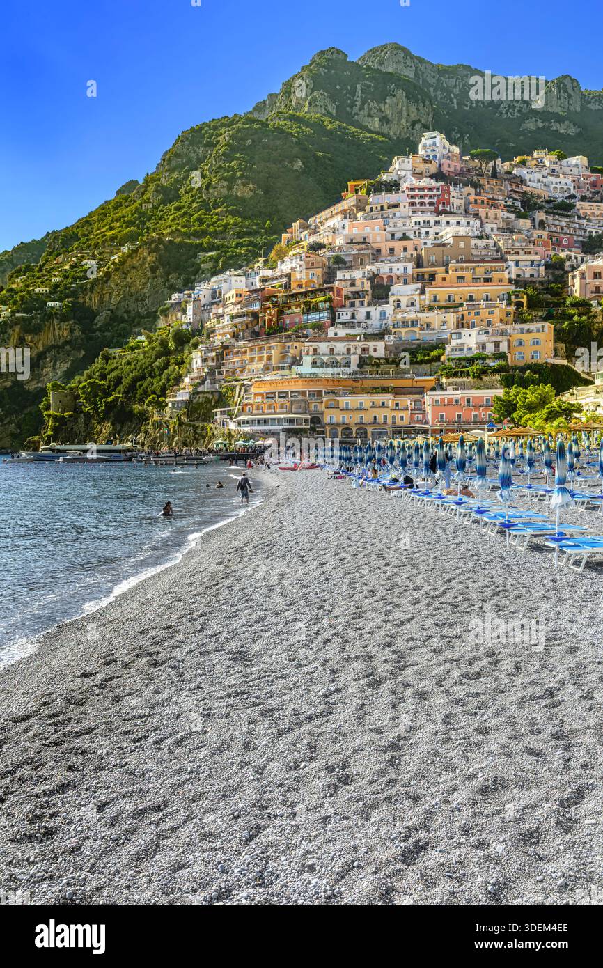 Positano's Marina Grande Beach, Italien. Kristallklares Wasser umgeben von farbenfrohen, bildschönen Hotels und Restaurants. Stockfoto