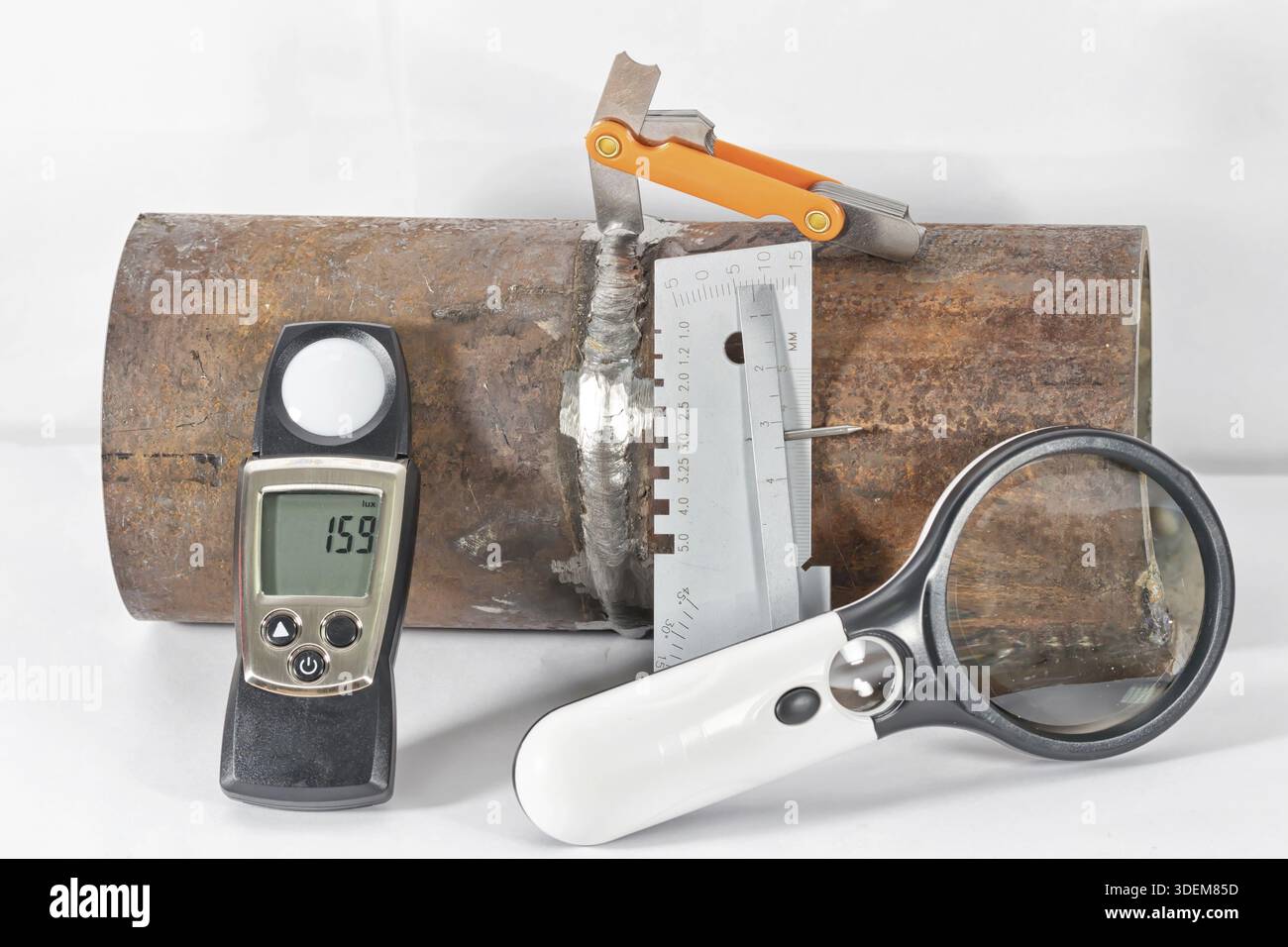 Die Instrumente, die für die Durchführung von Sicht- und Messsteuerungen erforderlich sind Montage für Schweiß- und Schweißverbindungen Stockfoto