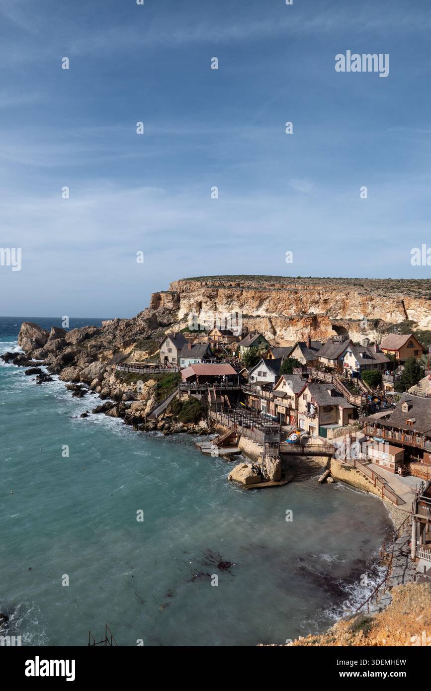 Wellen krachen gegen felsige Klippen unterhalb von Popeye Village und heben die dramatische Küstenlandschaft rund um den berühmten Film auf dem nördlichen Sch hervor Stockfoto