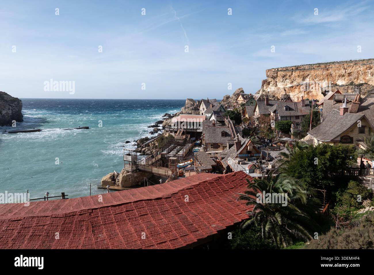 Erhöhter Blick auf Popeye Village mit Holzhäusern auf felsigen Klippen mit Blick auf das Mittelmeer, eine beliebte Touristenattraktion im Norden Stockfoto