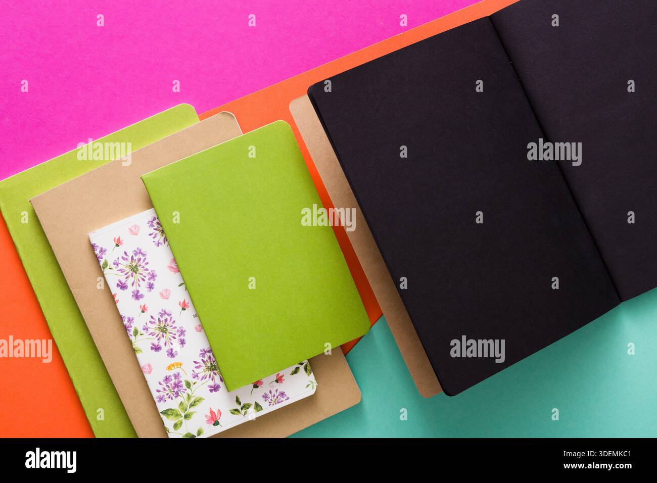 Modell mit verschiedenen bunten Notizbüchern Stockfoto
