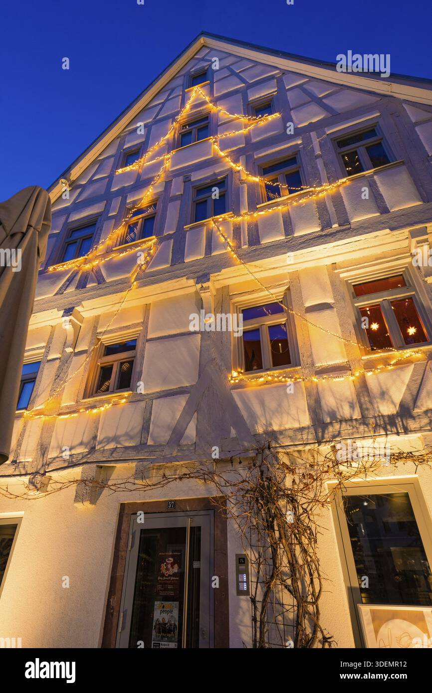Feenlichter in Baumsilhouette an der Fassade eines möblierten Hauses, Nagold, Bezirk Calw, Schwarzwald, Deutschland Stockfoto