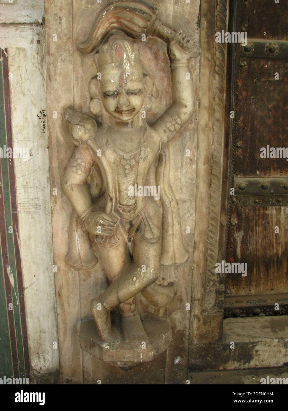 Alte Steinschnitzerei einer hinduistischen Gottheit an der Tempelmauer, Indien, Asien Stockfoto