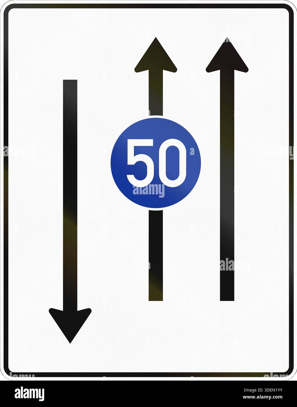 Deutsches Straßenschild: Zwei Spuren mit Mindestgeschwindigkeit auf der linken Spur und Gegenverkehr. Stockfoto