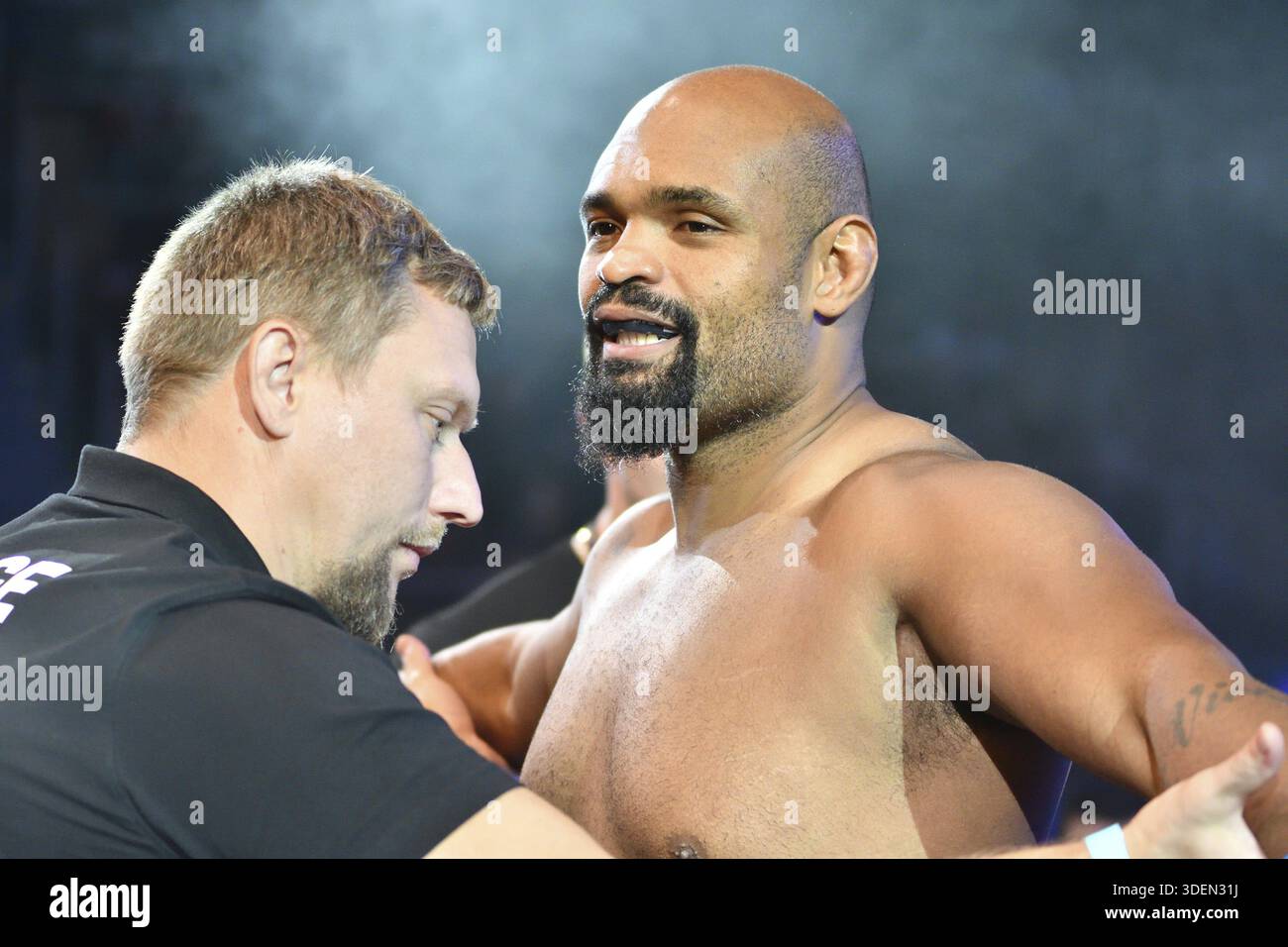 Orenburg, Russland - 15. Juni 2018: Kampf der MMA-Kämpfer Marcus Vinicius Lopez Brasilien - Maxim Yakobyuk Russland beim Turnier Battle in the Heart of Stockfoto
