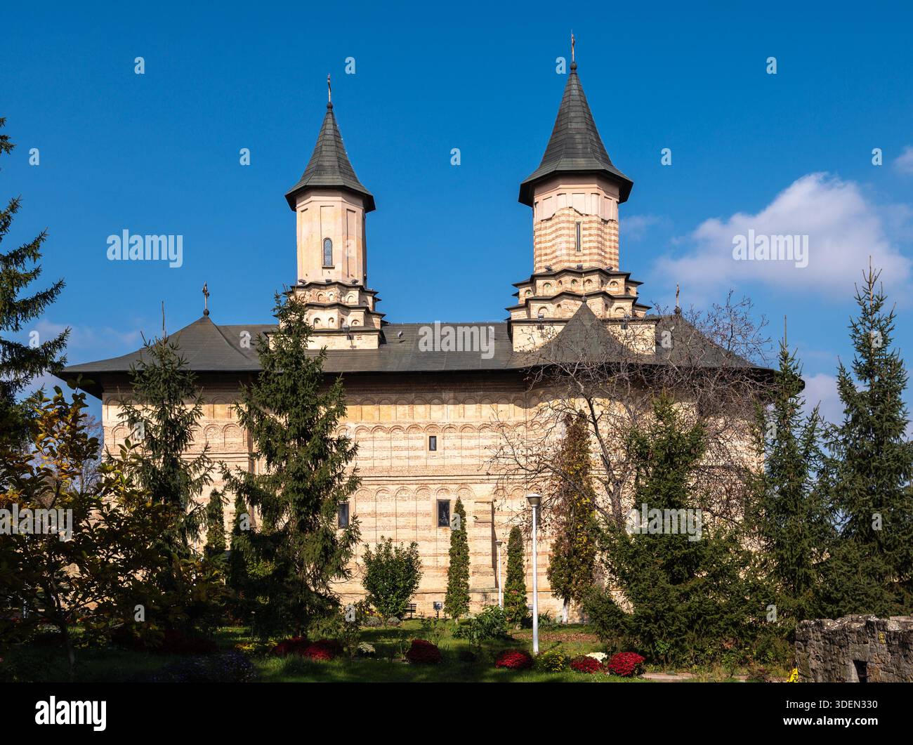 Kloster Galata, Rumänien - 23. oktober. 2025. Die Hauptkirche des Klosters Galata in Ia?i, Rumänien, mit zwei charakteristischen konischen Türmen und Blick auf die umliegenden Bäume und Gärten Stockfoto