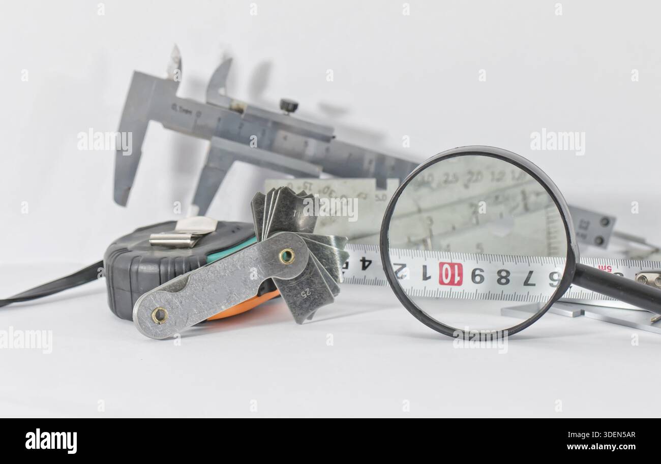 Die Instrumente, die für die Durchführung von Sicht- und Messsteuerungen erforderlich sind Montage für Schweiß- und Schweißverbindungen Stockfoto