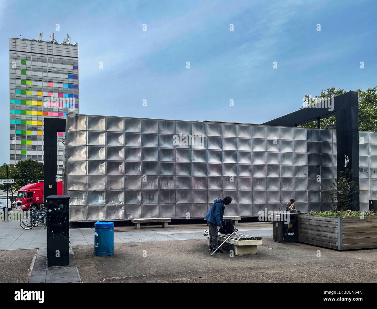 Elephant Square, mit London College of Communication im Hintergrund. Elefant and Castle, Southwark, Großbritannien Stockfoto
