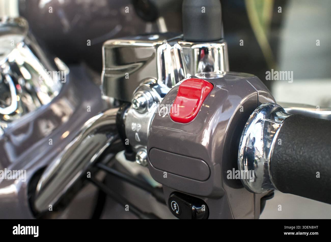 Neuer klassischer Roller mit verchromtem Lenker in Großansicht Stockfoto