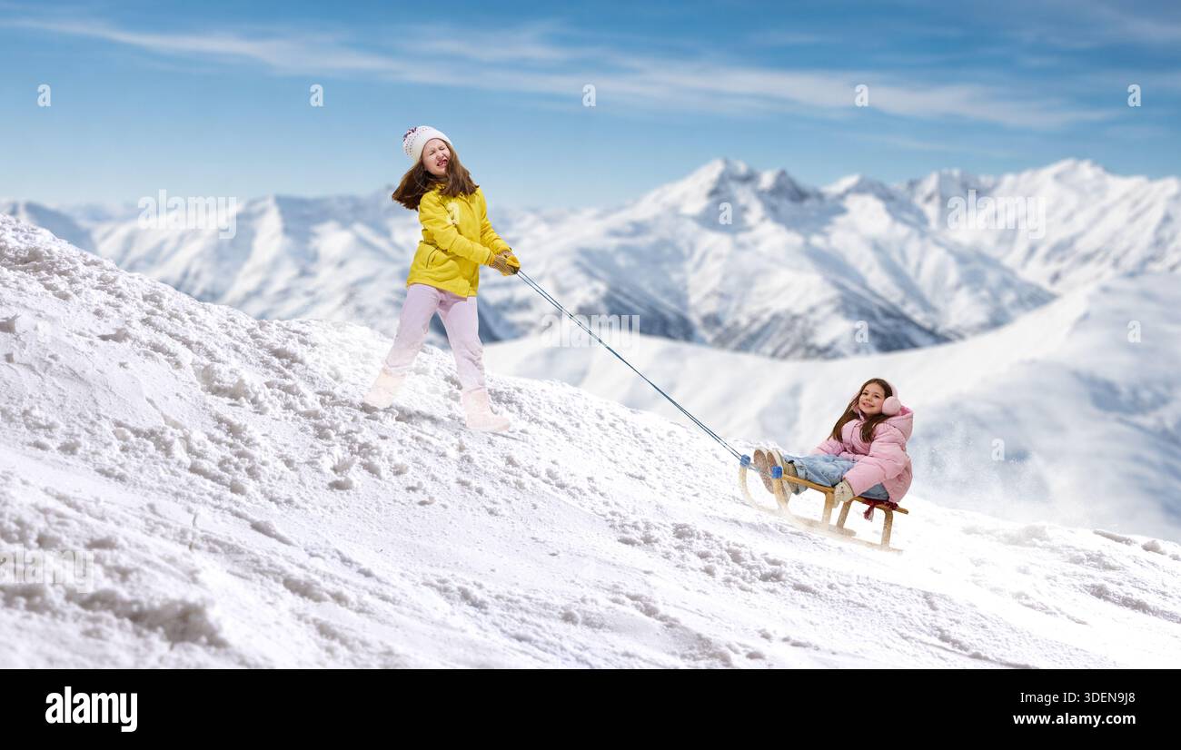 Herzerwärmendes Kunstwerk eines Mädchens, das mit lächelndem Kind den Berg hinaufzieht. Stockfoto