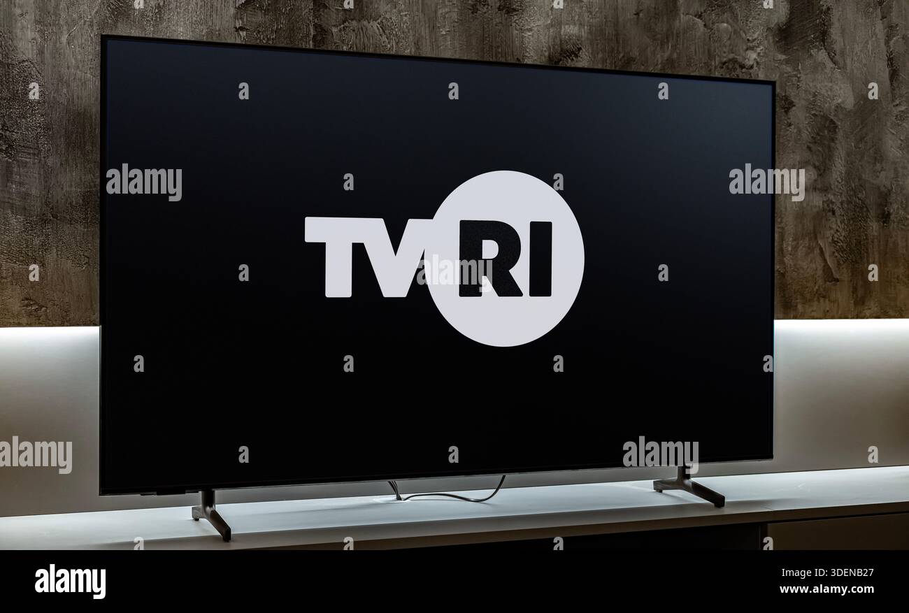 POZNAN, POL - 25. November 2025: Flachbildfernseher mit dem Logo von TVRI oder Televisi Republik Indonesien, Fernsehen der Republik Indonesien Stockfoto