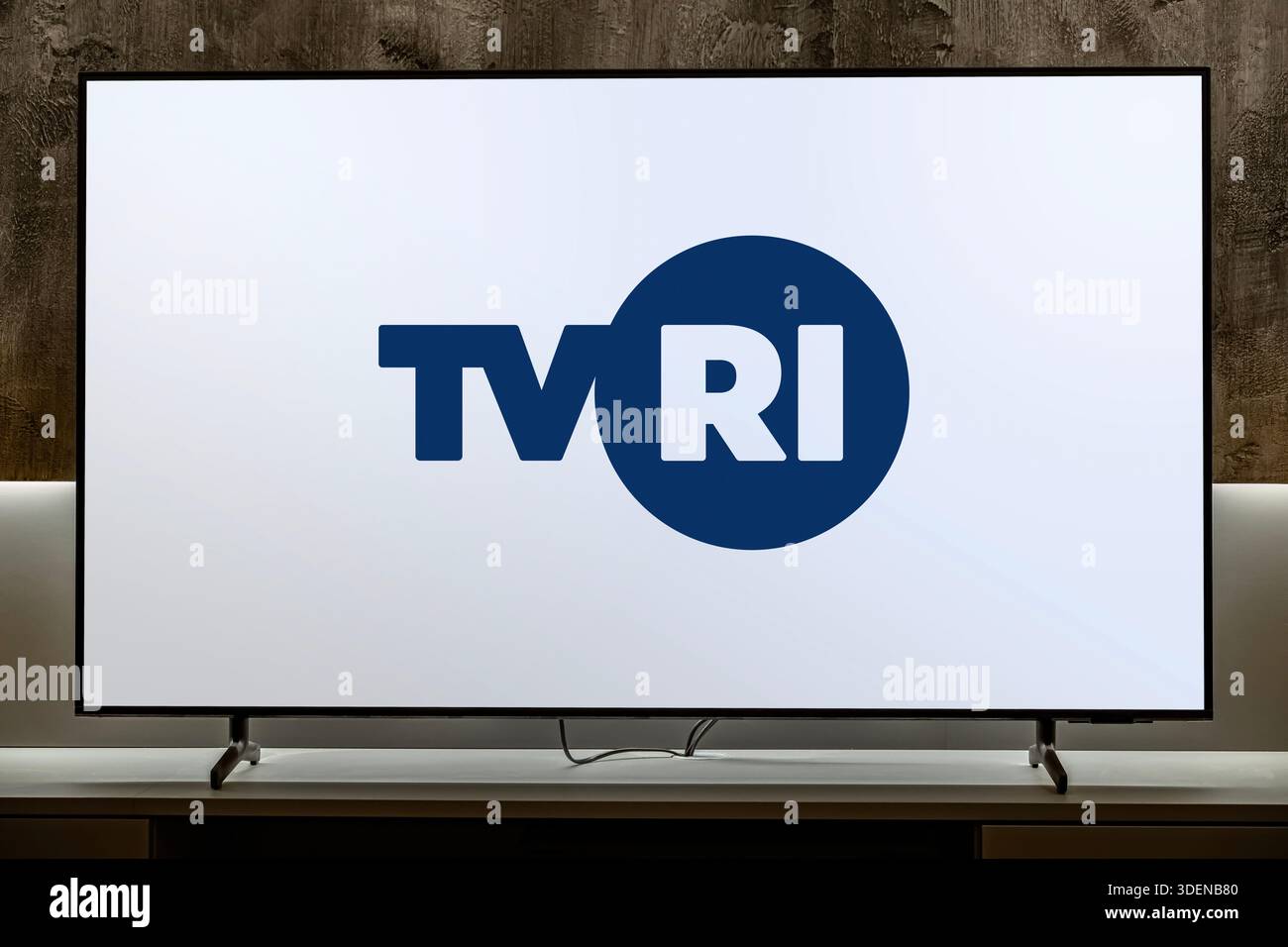 POZNAN, POL - 25. November 2025: Flachbildfernseher mit dem Logo von TVRI oder Televisi Republik Indonesien, Fernsehen der Republik Indonesien Stockfoto