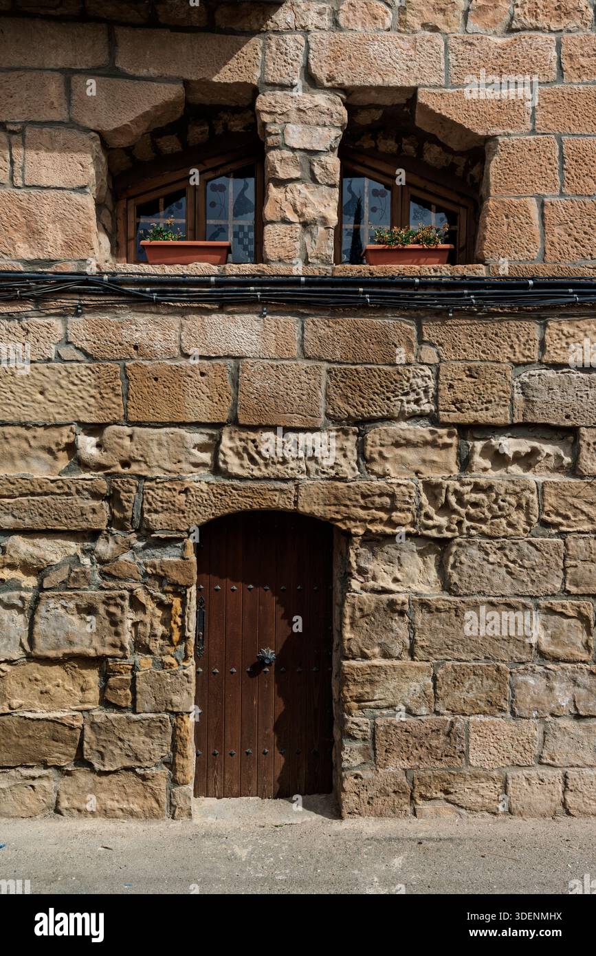 Fassade eines Steinhauses mit traditionellen architektonischen Elementen im Dorf Vallbona de las Monjas, Lleida, Lerida, Katalonien, Spanien, Europa. Stockfoto