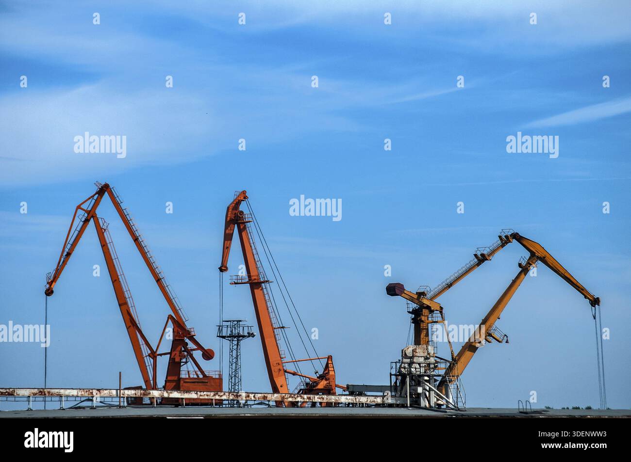 Industrial Szene mit Fluss Hafenkran Einrichtungen auf blauen Himmel Hintergrund Stockfoto