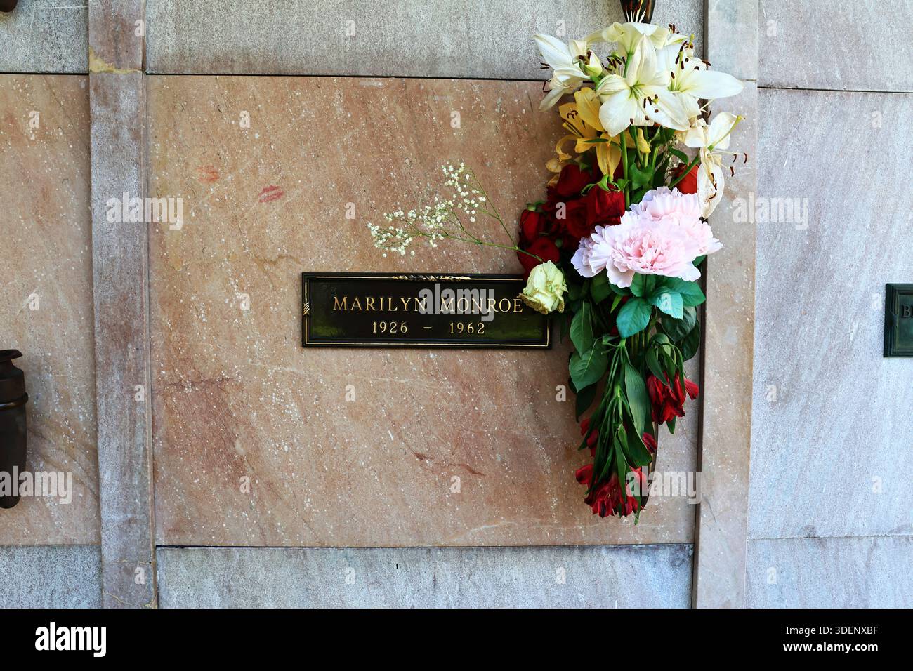 Los Angeles, Kalifornien: MARILYN MONROE Grave auf dem Pierce Brothers Westwood Village Memorial Park Cemetery and Mortuary Stockfoto