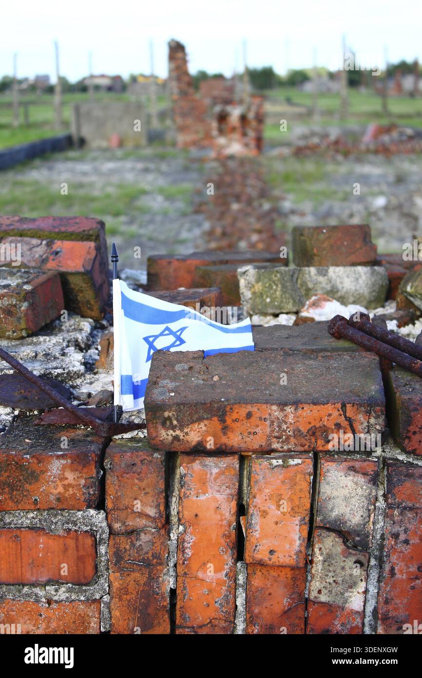 Israel-Flagge über einen abgerissenen Baracke im Konzentrationslager Auschwitz-Birkenau Stockfoto