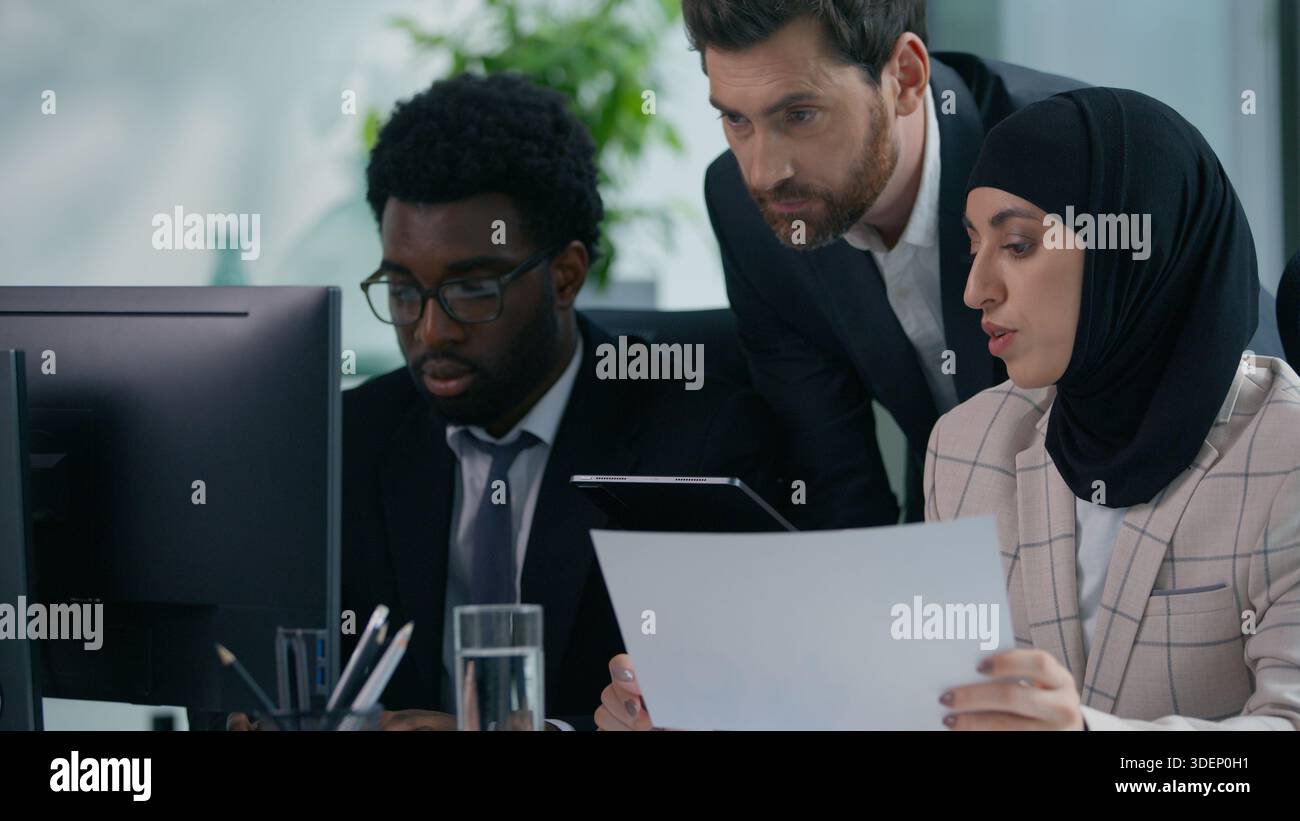 Diverse Geschäftsgruppen diskutieren Projekt im Büro afroamerikanisch kaukasische Geschäftsleute Geschäftsfrau in Hijab Computerdokumente Teamwork Unternehmen Stockfoto