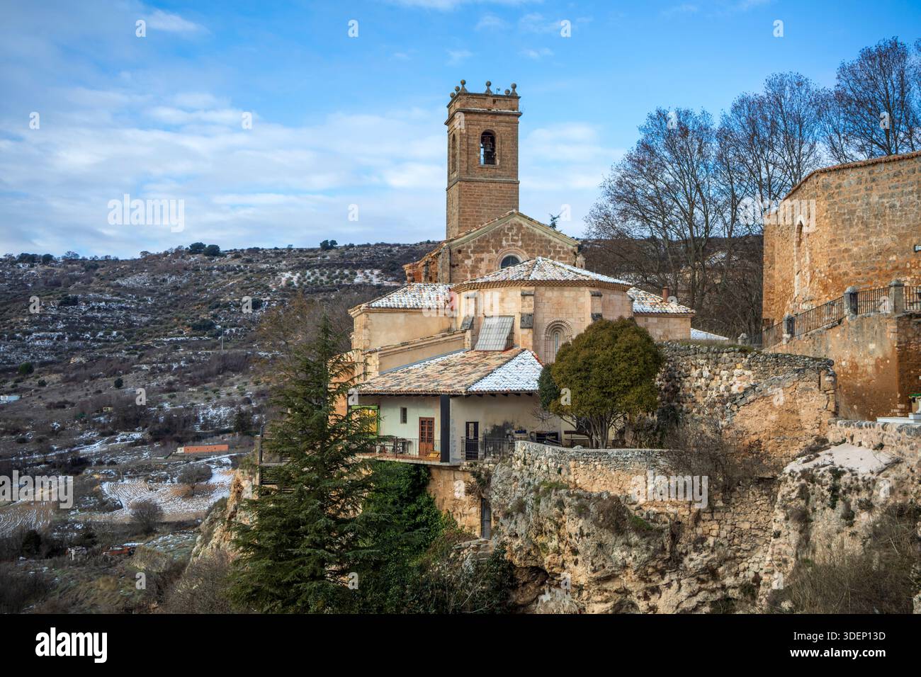 Blick auf die Rückseite der Kirche Santa María de la Peña in Brihuega, Guadalajara, Spanien, mit Schnee auf dem Dach Stockfoto
