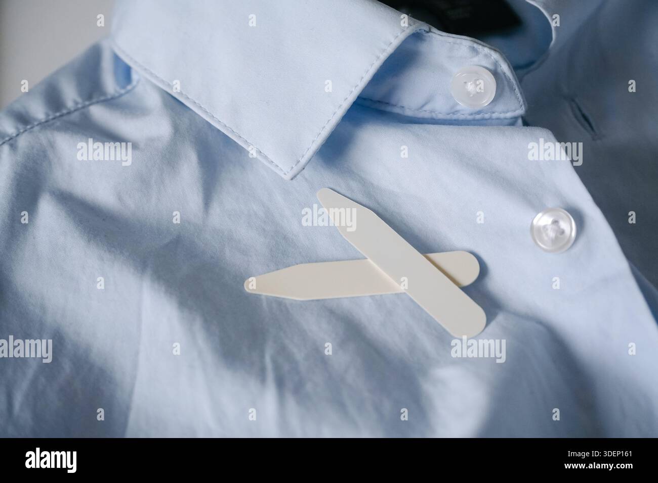 Versteifungen aus weißem Kunststoff. Kragenstreben, Kragenknochen. Unverzichtbare Accessoires, um den Hemdkragen eines Kleides schön und ordentlich zu halten. Stockfoto