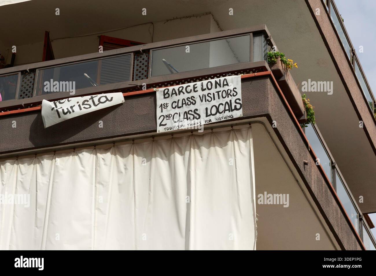Auf dem Anti-Touristen-Schild auf einem Gebäude in Barcelona steht '1. Klasse Besucher, 2. Klasse Einheimische. Tourismus danke für nichts“ Stockfoto