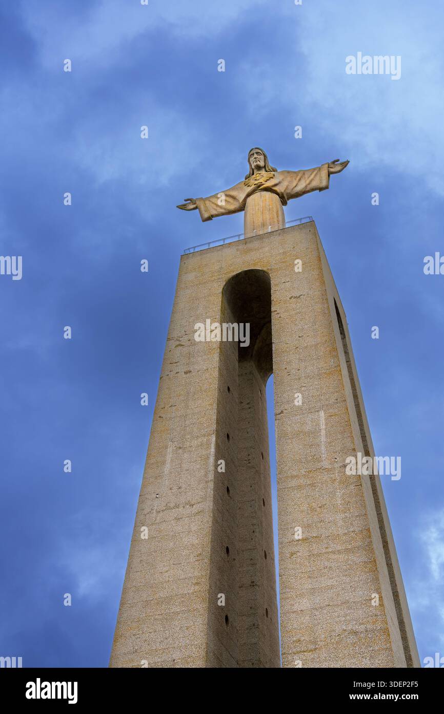 Jesus-Statue im Heiligtum Christi des Königs / Santuário de Cristo Rei in der Stadt Almada, Lissabon / Lisboa, Portugal Stockfoto