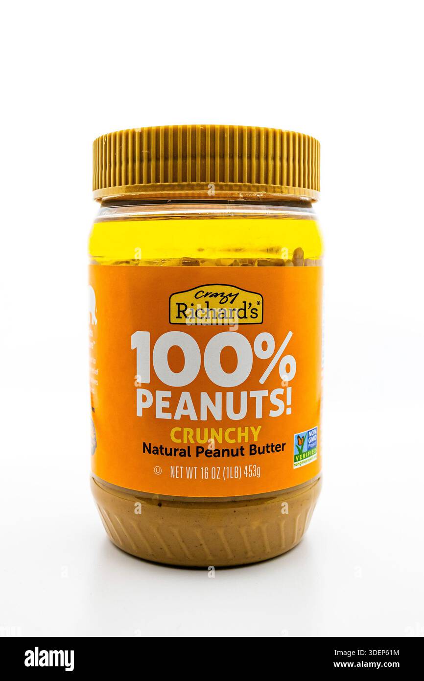 Ein Glas mit Crazy Richards 100% Peanuts! Knusprige natürliche Erdnussbutter Stockfoto
