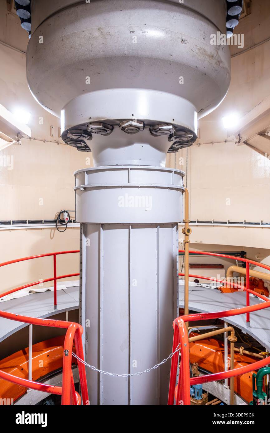 Eine Kaplan-Turbine im Wasserkraftwerk Orlik in Tschechien zeigt ihr kompliziertes Design. Die leistungsstarken Geräte sind entscheidend für die effiziente Nutzung der Wasserenergie. Stockfoto