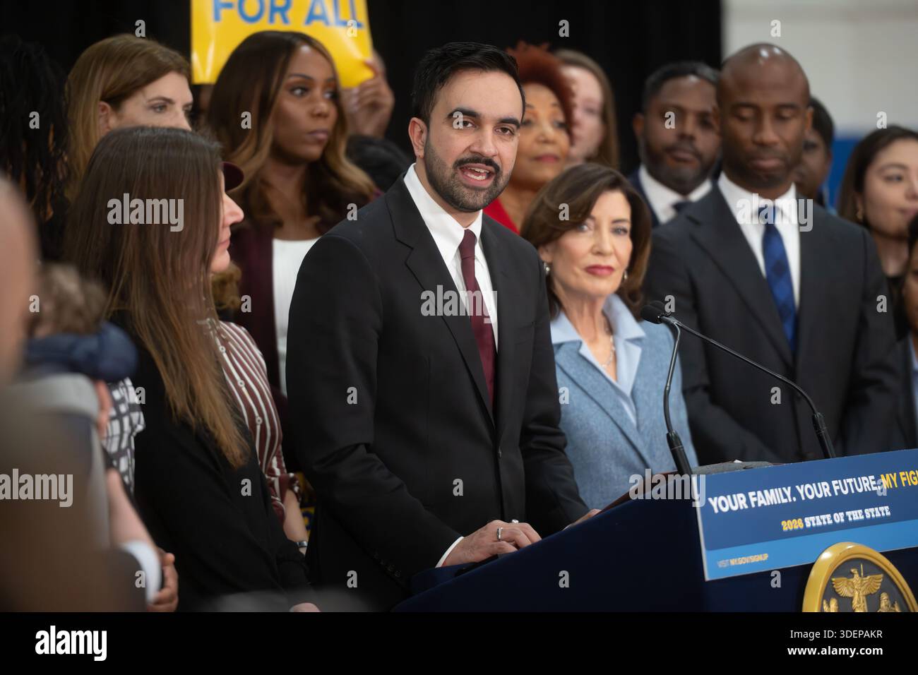 Kathy Hochul, Gouverneur von New York, und Zohran Mamdani, Bürgermeister von New York, enthüllen am 8. Januar den dritten Vorschlag des Gouverneurs für 2026 State of the State auf der Flatbush YMCA Stockfoto