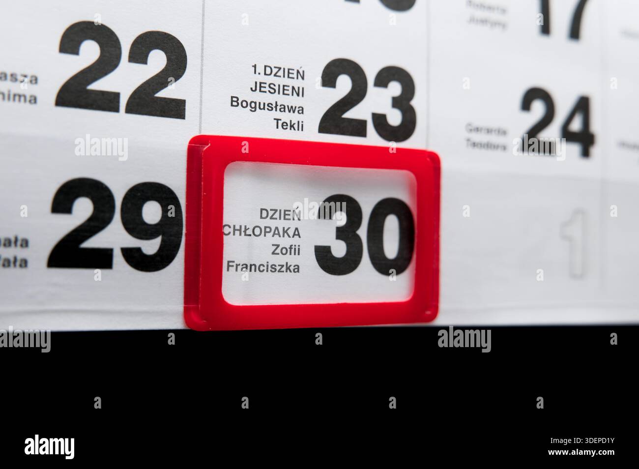 Wandkalender in Nahaufnahme mit rotem Rahmen, der das Thema zum Jungen-Tag, zur Familie und zu Feierlichkeiten beleuchtet. Stockfoto
