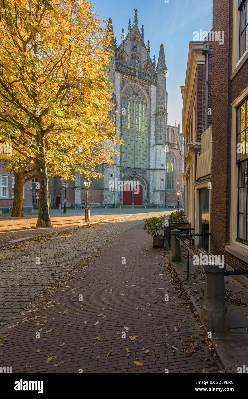 Leiden, Niederlande - 13. November 2022: Herbstansicht der Hooglandsekerk auf der Hooglandsekerkgracht in Leiden Stockfoto