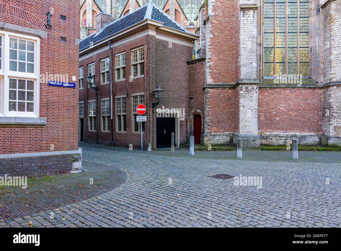 Historische Alley in der Hooglandsekerkgracht in Leiden, hinter der Hooglandse Kerk Stockfoto