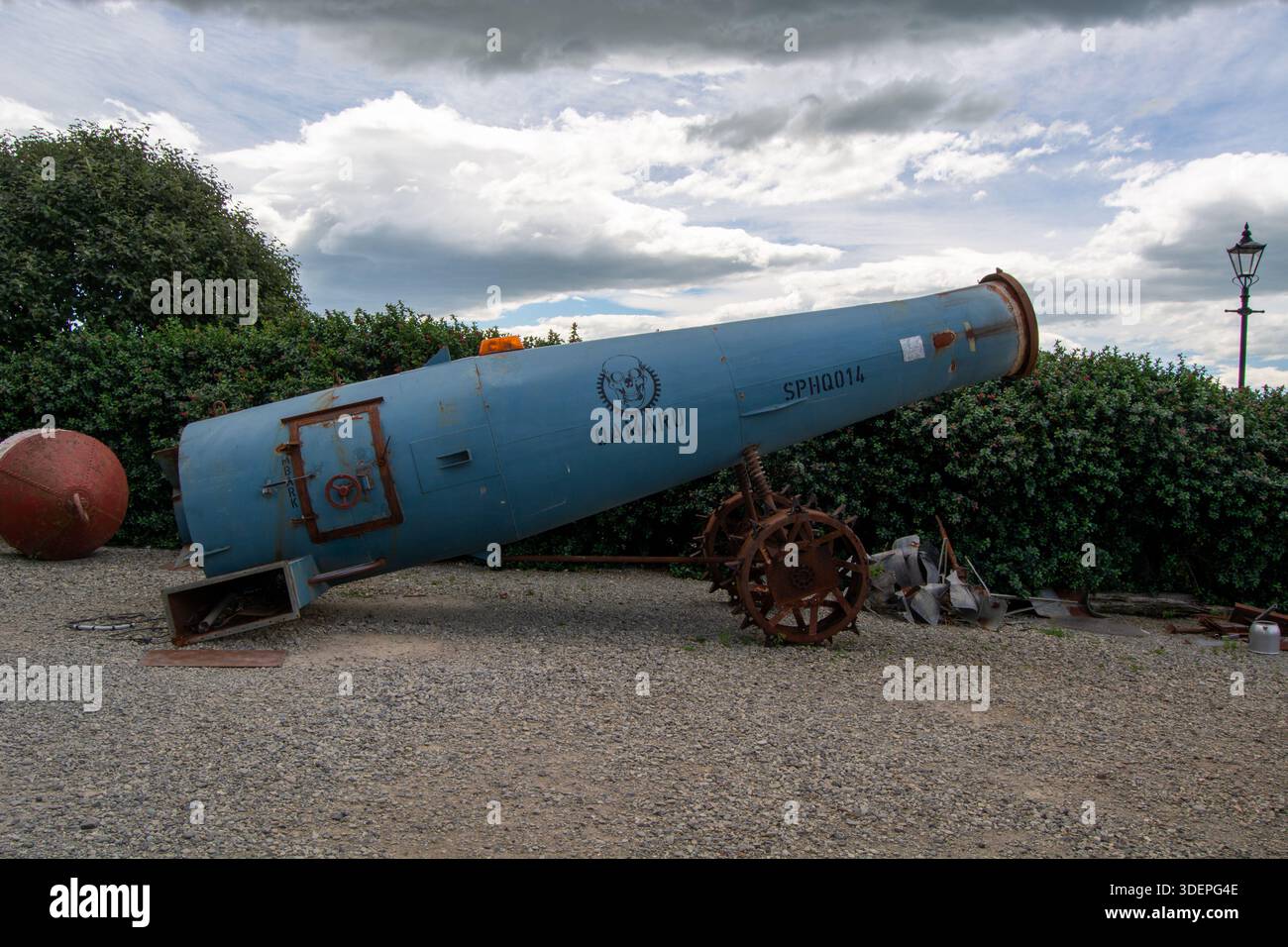 Einzigartiges blaues Schiff namens DAMARU im Außenbereich Stockfoto