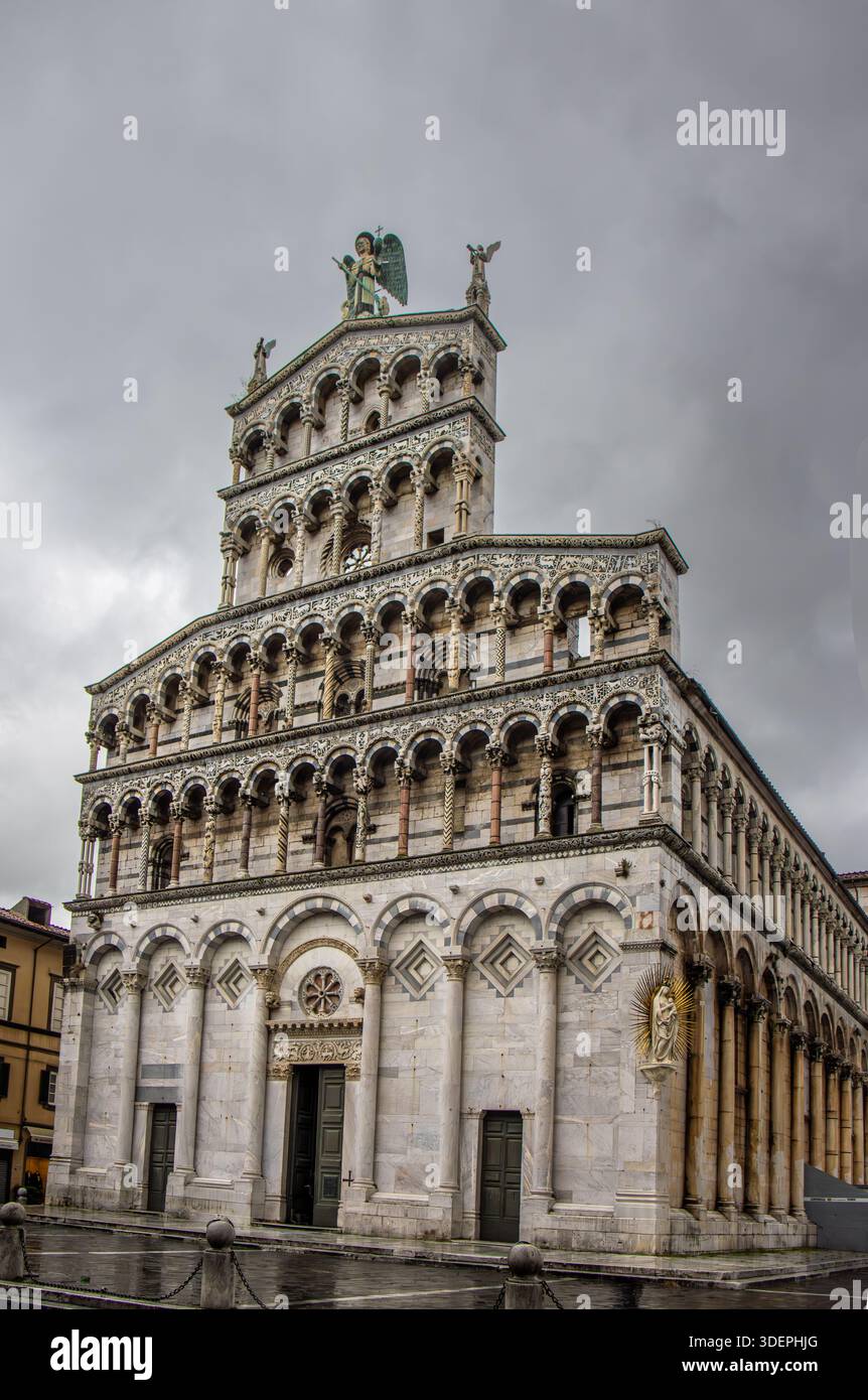 Fachada de la iglesia de San Michele in Foro en Lucca, Italia, ejemplo de arquitectura románica italiana en Mármol blanco bajo un cielo nublado. Stockfoto