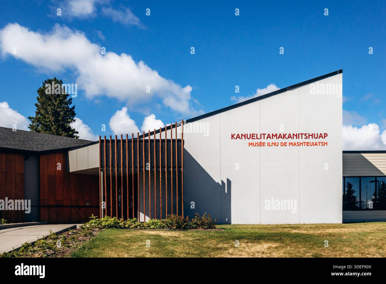 Mashteuiatsh, Kanada - 18. August 2025: Außenansicht des Gebäudes des Musee ilnu de Mashteuiatsh (Kanueltamakanitshuap) mit Beschilderung in Mashteuiatsh, Québec Stockfoto