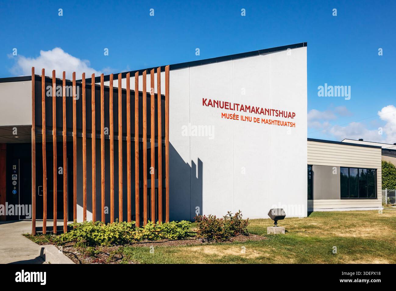 Mashteuiatsh, Kanada - 18. August 2025: Außenansicht des Gebäudes des Musee ilnu de Mashteuiatsh (Kanueltamakanitshuap) mit Beschilderung in Mashteuiatsh, Québec Stockfoto