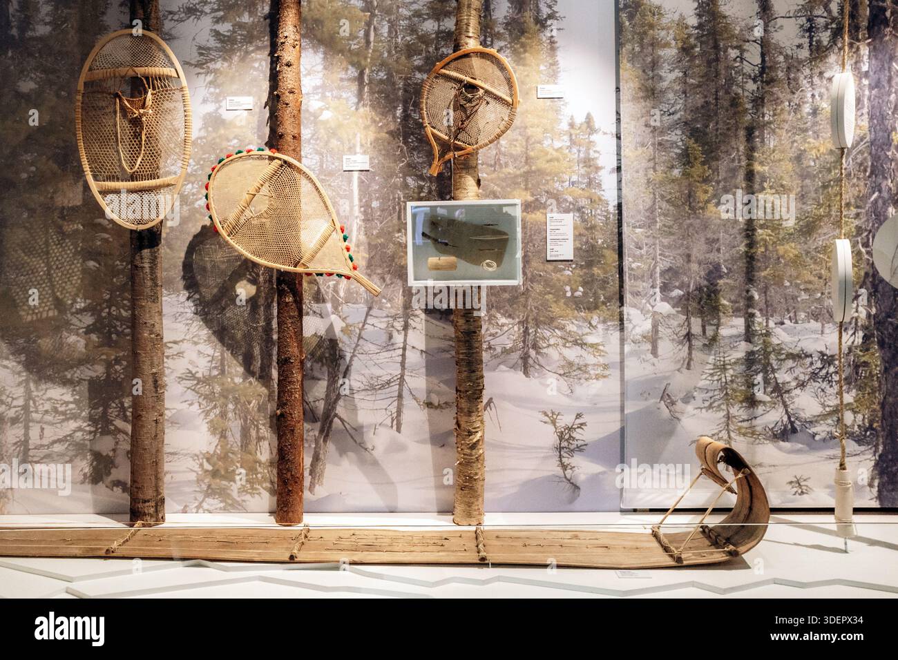 Mashteuiatsh, Kanada - 18. August 2025: Traditionelle Innu-Schneeschuhe und Winterreiseausrüstung werden im Musee ilnu de Mashteuiatsh in Quebec ausgestellt Stockfoto