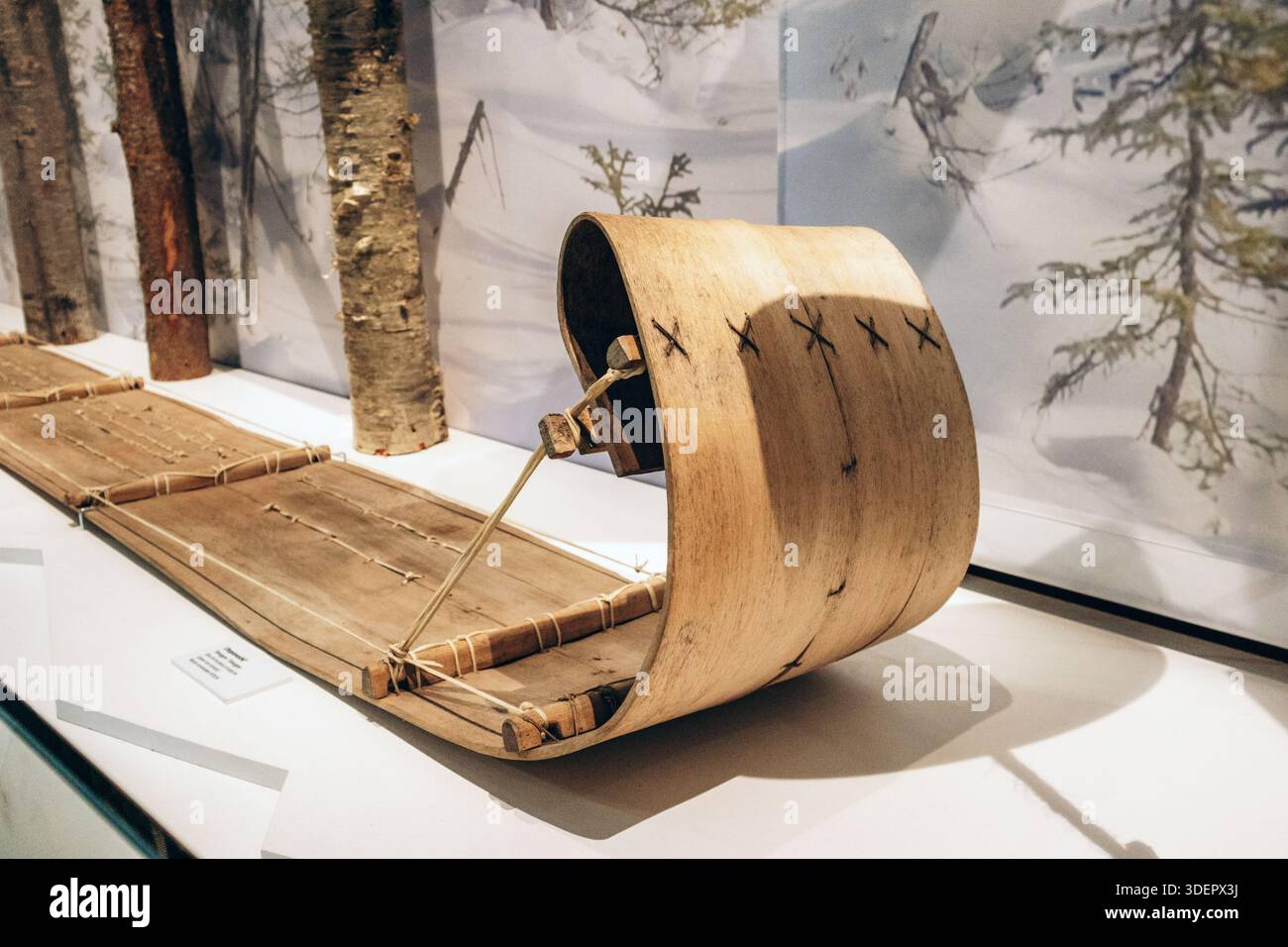 Mashteuiatsh, Kanada - 18. August 2025: Traditioneller Holzschlitten, der von den Innu benutzt wurde, im Musee ilnu de Mashteuiatsh in Québec ausgestellt Stockfoto