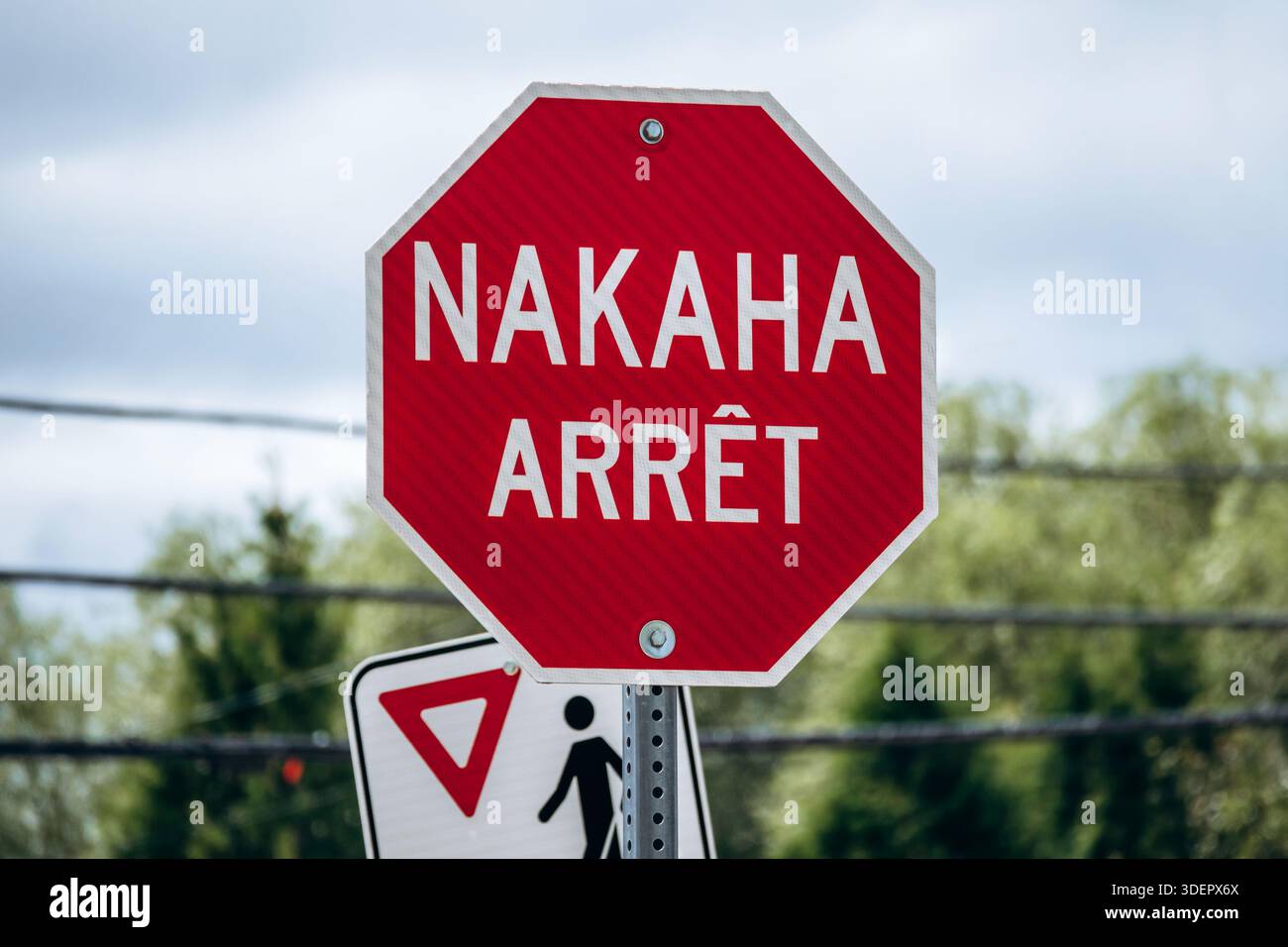 Mashteuiatsh, Kanada - 19. August 2025: Stoppschild mit der Aufschrift Nakaha Arret in der Nähe des Fußgängerübergangs in der Gemeinde Innu von Mashteuiatsh, Quebec Stockfoto